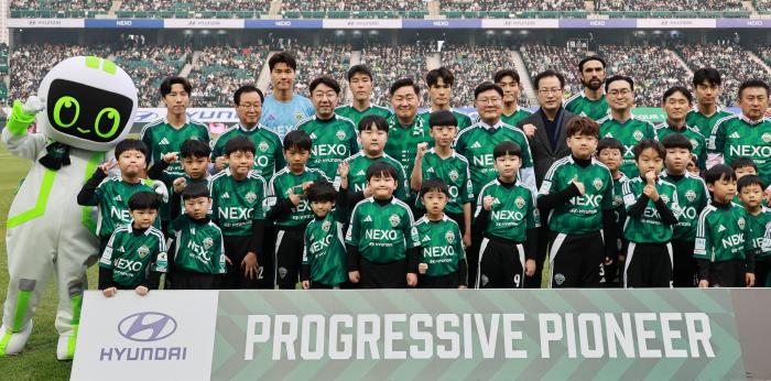 [포토] K리그1 2025시즌 홈 개막전 참석한 김관영 도지사 기사 이미지
