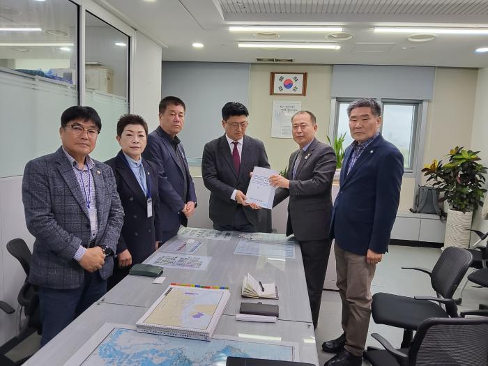 군산시의회 새만금특별위원회 「군산새만금신항 무역항(One-Port) 지정」 촉구 서명부 해양수산부에 전달 기사 이미지