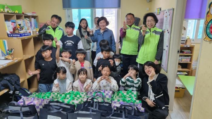 부안 변산면 지역사회보장협의체, 어린이날 맞이 선물꾸러미 전달 기사 이미지