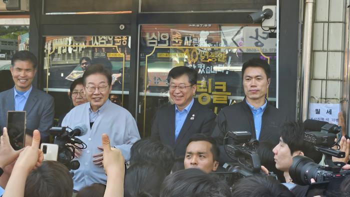 이재명 "살기 힘드시죠?...균형발전 위해 어려운 지역 특별 지원해야" 기사 이미지