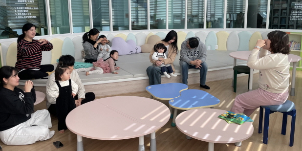 완주군, 생애 첫 독서 돕는 '북스타트 책놀이' 기사 이미지
