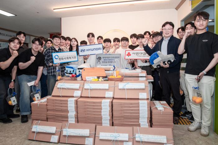 현대차 전주공장 신입사원들, 평화사회복지관 어르신들에 주방기구 선물 기사 이미지