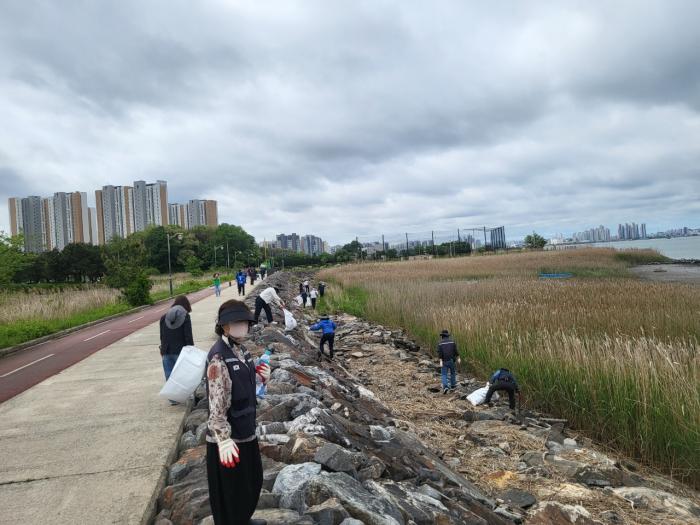 군산시, 바다의 날 맞아 해경과 함께 정화 활동 펼쳐 기사 이미지