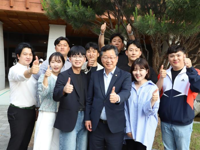 안호영 의원, 지역 청년들과 함께 사전투표 참여 기사 이미지