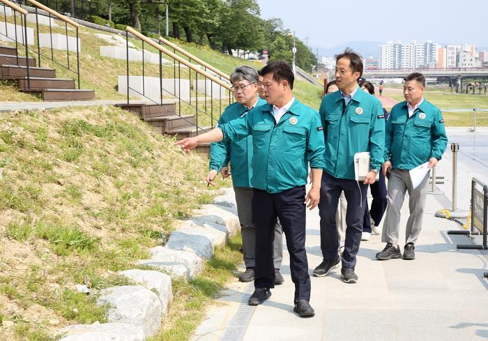  “쾌적한 정읍천 만들자” 이학수 정읍시장 현장 점검 ‘꼼꼼히’ 기사 이미지