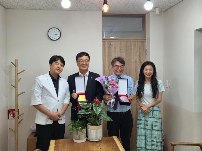 전북교사노조, 교권 보호 선두자에 감사패 전달 기사 이미지