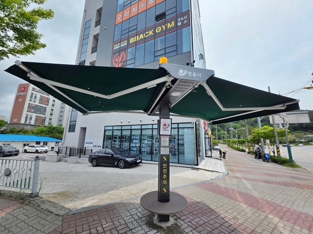 정읍시, 도심 곳곳에 ‘스마트 그늘막’…폭염 속 보행자 안전 강화 기사 이미지