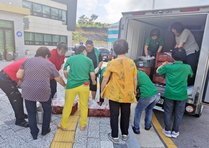 “여름 건강 챙기세요” 정읍시 입암면 어르신께 생닭 300마리 전달 기사 이미지