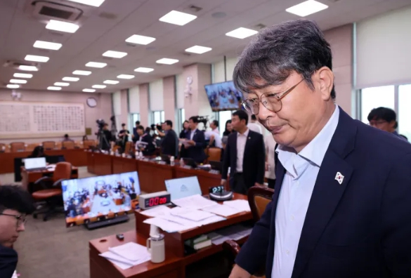 이춘석 ‘차명주식 거래’ 논란.....국힘 “형사고발” 기사 이미지