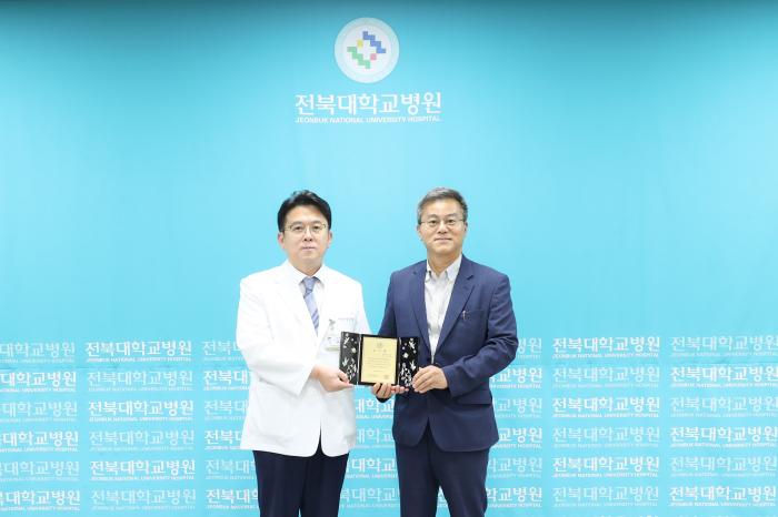 전북대병원에 남준희 변호사 발전후원금 1천만원 기부 기사 이미지