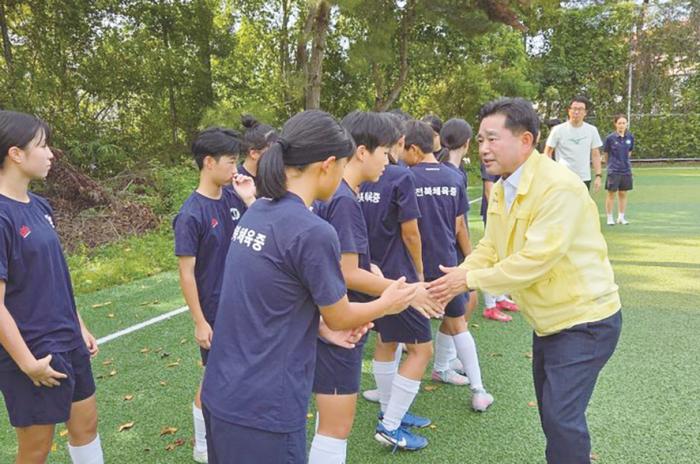 전북도의회 윤수봉 의원, 전국체전 앞두고 학생선수단 격려 기사 이미지