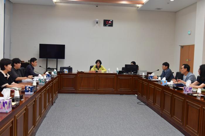완주군의회, 버스승강장 관리-노인일자리 연계 방안 간담회 기사 이미지