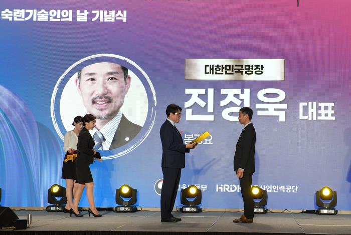 전북, 대한민국명장 첫 배출…도자공예 진정욱 ‘영예’ 기사 이미지