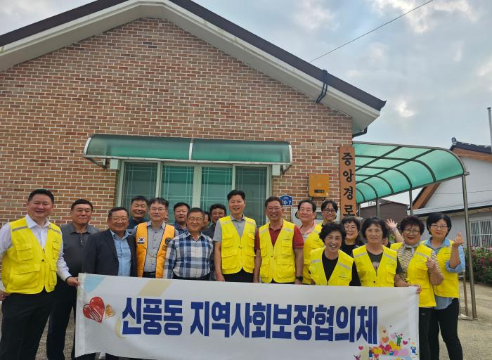 신풍동 지사협, 장수사진 촬영·국수 나눔으로 어르신들 환한 하루 선물 기사 이미지