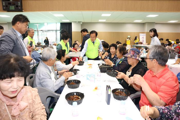 완주 삼례읍, 어르신 위한 따뜻한 한 끼, 문화 공연 선사 기사 이미지
