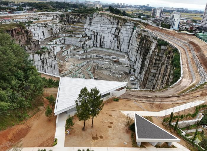 거석(巨石)의 웅장함, 예술로 부활하다 기사 이미지