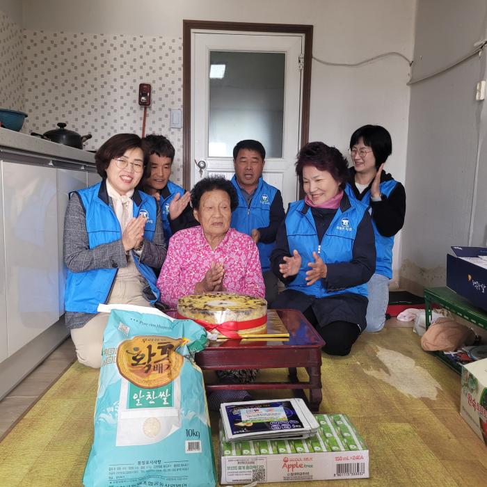 고창군 공음면, 홀로 어르신 생신 축하 떡케이크 전달 기사 이미지