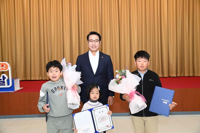 남원시 제1회 김병종 미술상 어린이 그림 공모전 시상 기사 이미지