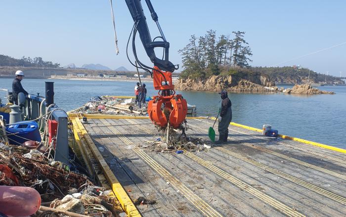 전북도 어장정화선 ‘전북 901호’ 해양정화 최전선 서다 기사 이미지