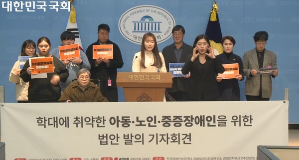 '아동학대 의심' 몰래녹음 허용법… "이젠 수업조차 두렵다" 기사 이미지