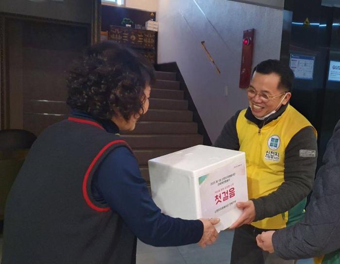 신천지자원봉사단 군산지부, 김장 나눔·벽화 봉사로 지역사회에 온기 전해 기사 이미지