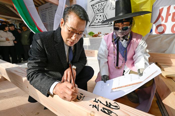 한옥전통호텔 ‘명지호텔’상량식 개최... 내년 4월 개관 목표 기사 이미지