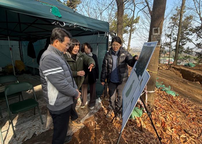권익현 부안군수, 부안읍 고성 ‘상소산성’ 발굴 현장 점검 기사 이미지