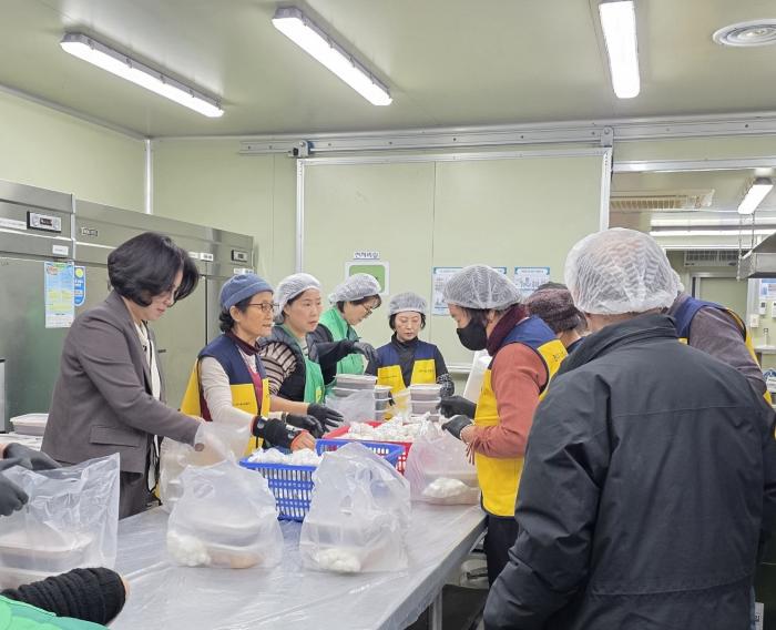 전주시 지역사회보장협의체 동 연합회, 동지 팥죽 온정 나눔 기사 이미지