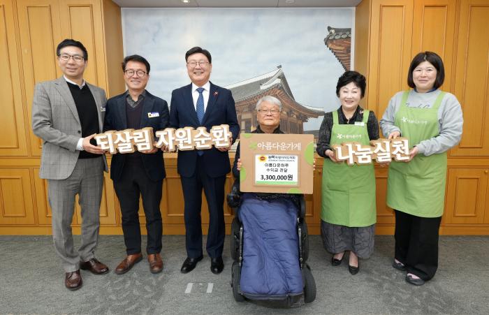 전북도의회, 바자회 수익금 장애인 예술활동 지원 전달 기사 이미지