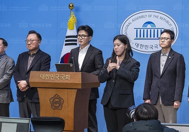 국힘 한동훈 한밤중 기습제명 기사 이미지