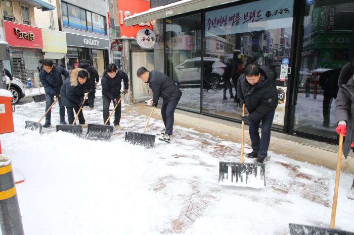 정읍시, 2일 새벽 강설에 제설 ‘총력전’…시민 불편 최소화 온 힘 기사 이미지
