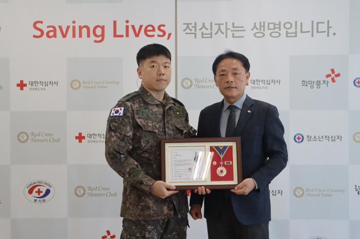 헌혈 100회·누적기부 1천만원…현역 장교 한종혁 대위의 꾸준한 나눔 기사 이미지