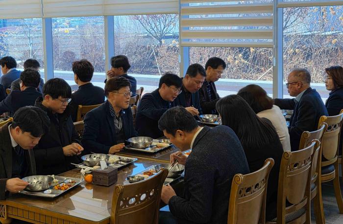 최훈식 장수군수, 설 명절 직원들과 떡국 오찬 가져 기사 이미지