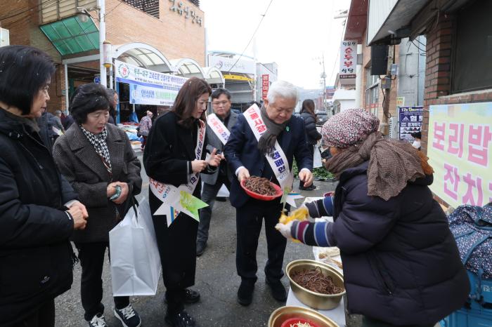 무주군, 전통시장에서 설날 대목 장보기 기사 이미지