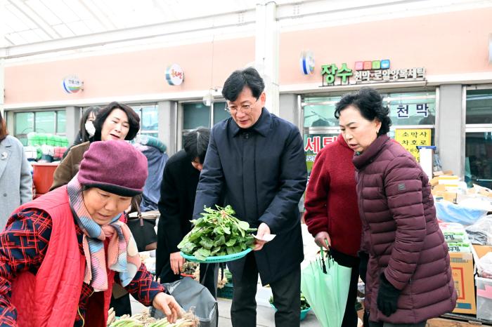장수군, 설 명절 전통시장 장보기 행사 펼쳐…지역 경제 활력 제고 기사 이미지