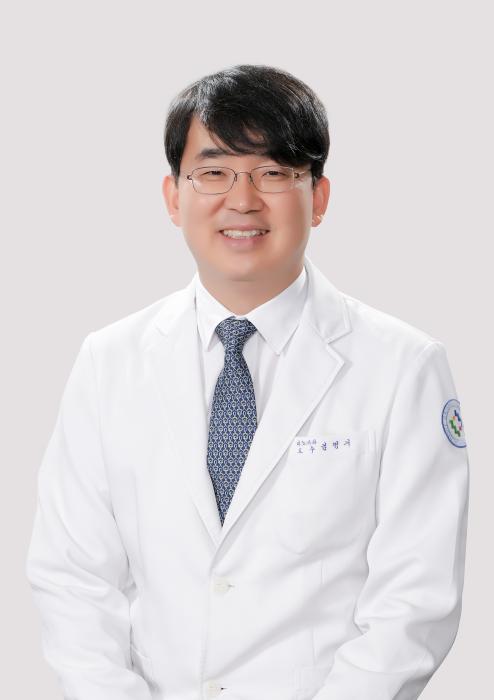 전북대병원 김명기 교수 로봇수술 1000례 달성 기사 이미지