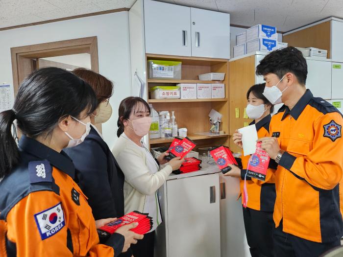 전주완산소방서, 요양병원 등 노인관련시설에 구조손수건 배부 기사 이미지