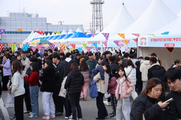 봄의 전령사, 삼례 딸기가 전하는 붉은빛 유혹 기사 이미지