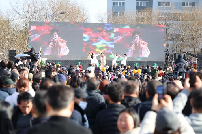 "딸기로 물든 완주의 봄" 전국서 12만명 모였다 기사 이미지