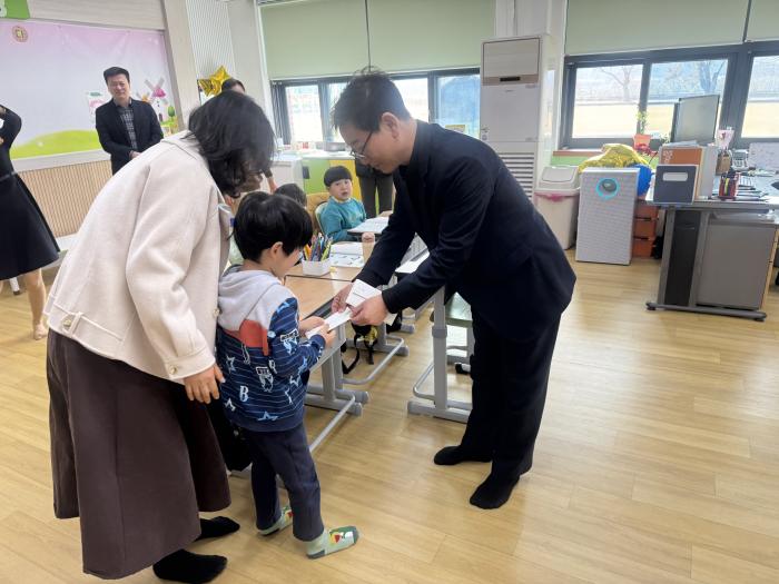 남원 이백면지역사회보장협의체 초등학교 입학생에게 입학지원금 전달 기사 이미지
