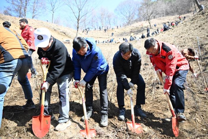 장수군, 제81회 식목일 ‘봉화산 산철쭉군락지 나무심기 행사’ 개최  기사 이미지