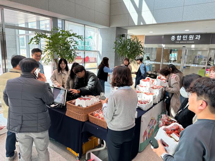 익산시, 농가 돕는 직거래장터 '성황'…연장 운영 결정 기사 이미지