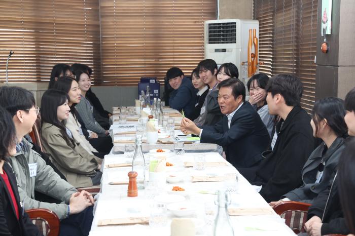 “시장님, 궁금한 게 있습니다!” 정읍시, 신규 직원 19명과 격의 없는 현장 소통 기사 이미지