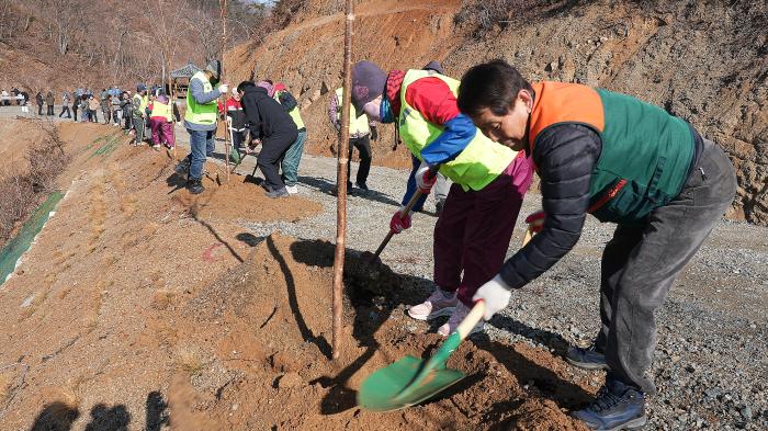 무주군, 제81회 식목일 기념식수로 눈길 기사 이미지
