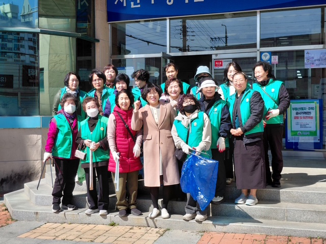 익산 송학동 새마을부녀회, 봄 맞아 깨끗한 거리 만들기 기사 이미지