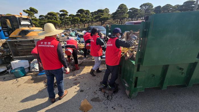 고창 무장면, 10년 묵은 도로 적치물 제거 기사 이미지