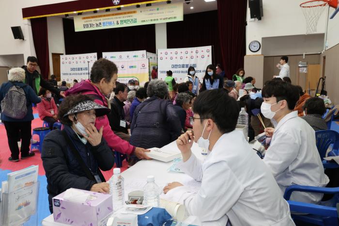 ‘농촌 왕진버스’ 무주군 설천면 찾아 의료서비스 사각지대 해소 노력 ‘눈길’  기사 이미지