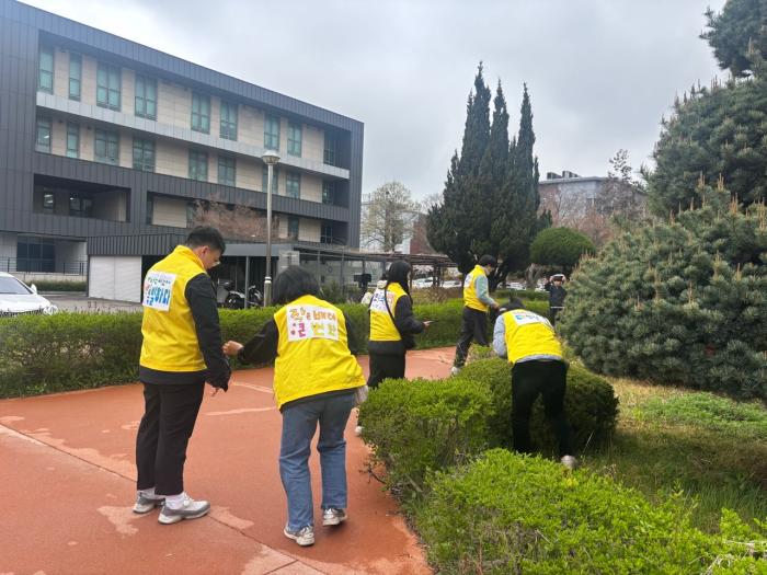 군산시 발달장애인 평생학습관, 장애인의 날 맞아 줍깅 캠페인 실시 기사 이미지