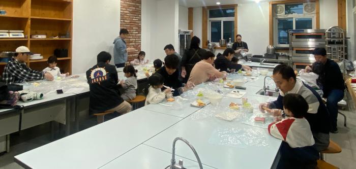 완주군, 저녁 시간 활용한 ‘아빠랑 쌀 베이킹’ 기사 이미지