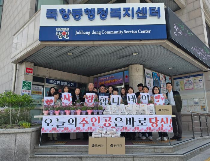 죽항동, 어버이날 맞이 ‘카네이션 드림’ 행사로 효심 전달 기사 이미지